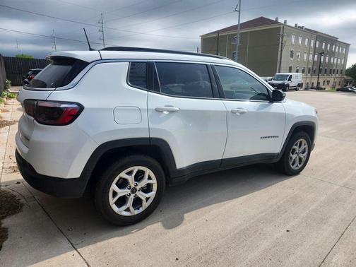 Bright White Clearcoat 2026 Jeep Compass Latitude