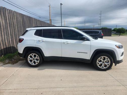 Bright White Clearcoat 2026 Jeep Compass Latitude