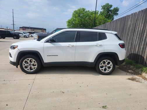 Bright White Clearcoat 2026 Jeep Compass Latitude