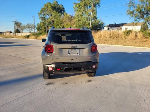Photo 3 of 21 of 2021 Jeep Renegade Trailhawk