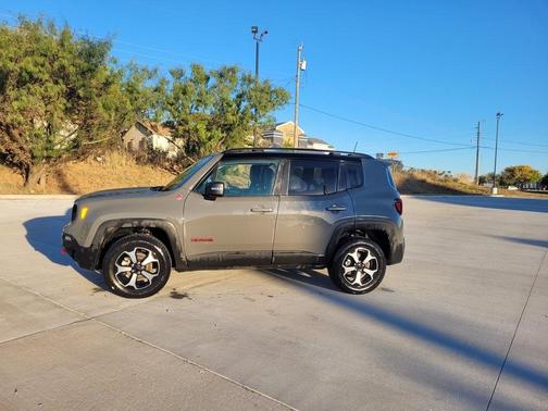 Photo 2 of 21 of 2021 Jeep Renegade Trailhawk
