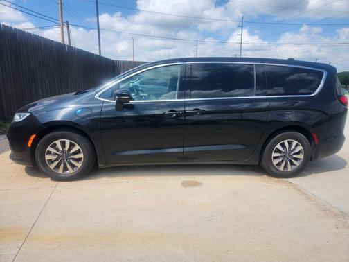 Brilliant Black Crystal Pearlcoat 2023 Chrysler Pacifica Hybrid Touring L