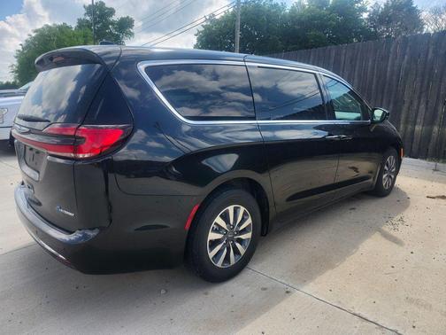 Brilliant Black Crystal Pearlcoat 2023 Chrysler Pacifica Hybrid Touring L