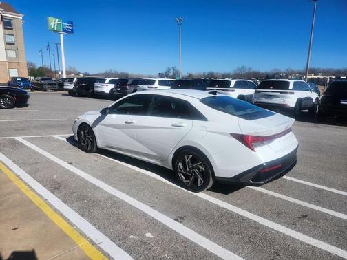 2025 Hyundai ELANTRA SEL