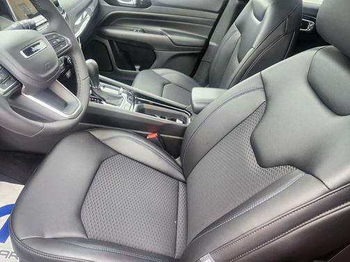 Red Hot Pearlcoat 2026 Jeep Compass Latitude