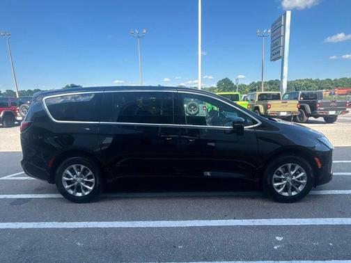 Diamond Black Crystal Pearlcoat 2027 Chrysler Pacifica L