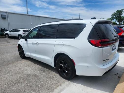 2025 Chrysler Pacifica Hybrid Select