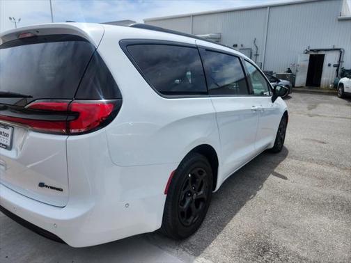 2025 Chrysler Pacifica Hybrid Select