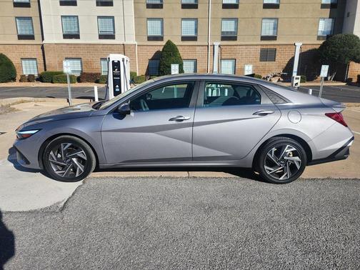 2025 Hyundai ELANTRA SEL