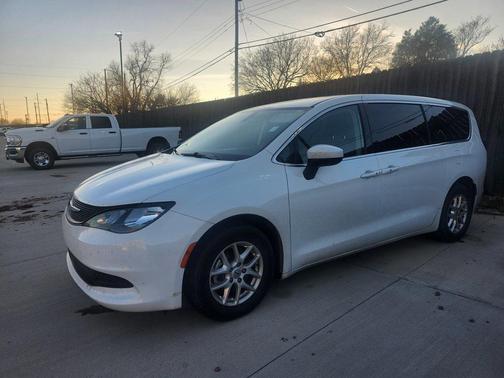 2022 Chrysler Voyager LX