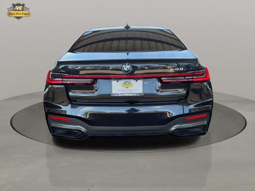 2022 BMW 740 i