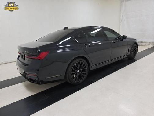 2022 BMW 740 i