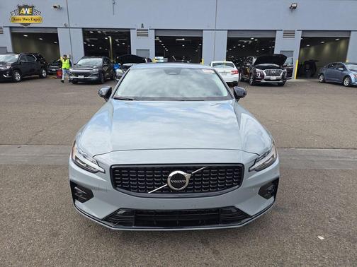 2024 Volvo S60 B5 Core Dark Theme