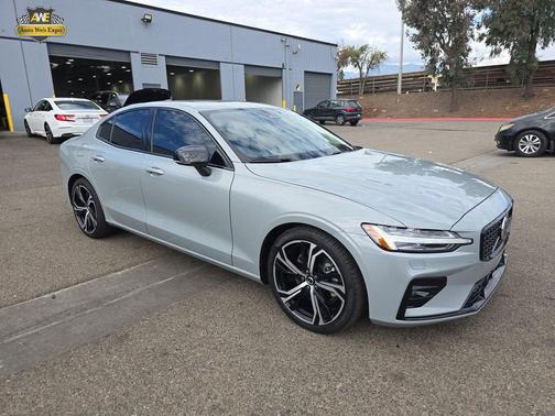 2024 Volvo S60 B5 Core Dark Theme