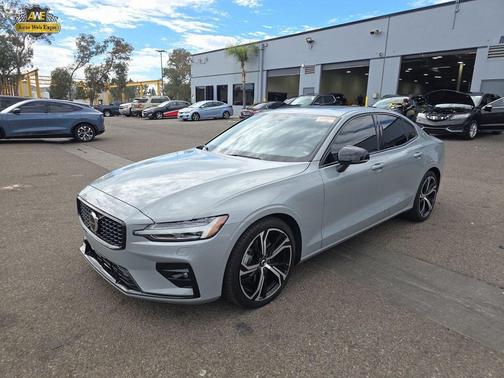 2024 Volvo S60 B5 Core Dark Theme