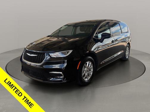 Brilliant Black Crystal Pearlcoat 2023 Chrysler Pacifica Touring L
