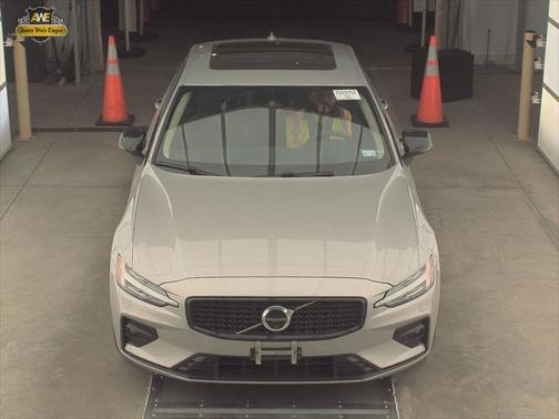 2024 Volvo S60 B5 Plus Dark Theme