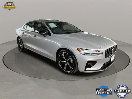 2024 Volvo S60 B5 Plus Dark Theme