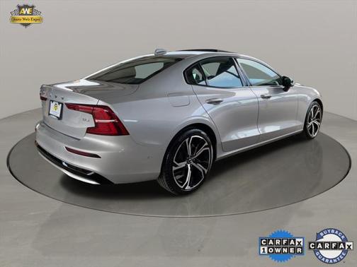 2024 Volvo S60 B5 Plus Dark Theme