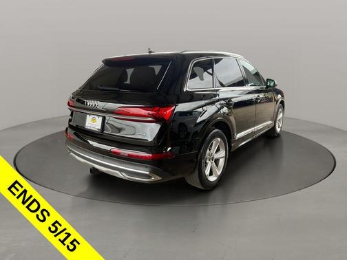 Mythos Black Metallic 2023 Audi Q7 45 Premium Plus
