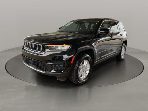 Diamond Black Crystal Pearlcoat 2023 Jeep Grand Cherokee Laredo