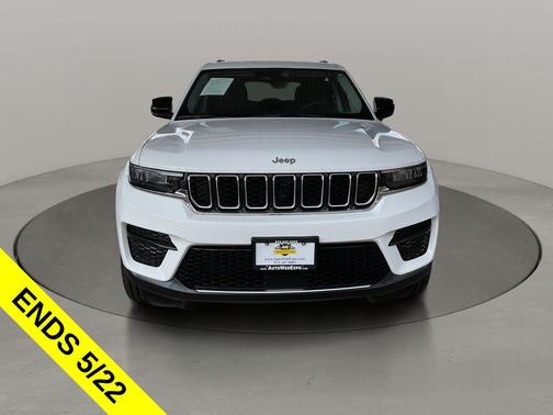 Bright White Clearcoat 2024 Jeep Grand Cherokee Laredo