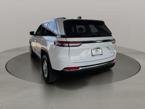 Bright White Clearcoat 2024 Jeep Grand Cherokee Laredo