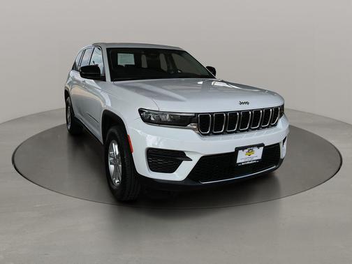 Bright White Clearcoat 2024 Jeep Grand Cherokee Laredo