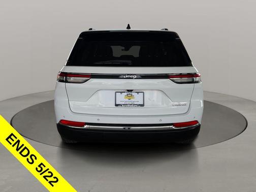 Bright White Clearcoat 2024 Jeep Grand Cherokee Laredo
