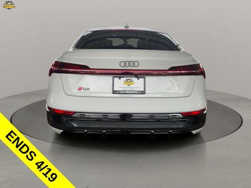 Glacier White Metallic 2024 Audi Q8 e-tron Premium Plus