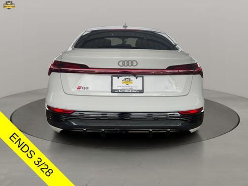 Glacier White Metallic 2024 Audi Q8 e-tron Premium Plus