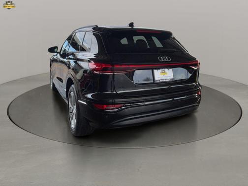 Mythos Black Metallic 2025 Audi Q6 e-tron Premium