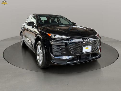 Mythos Black Metallic 2025 Audi Q6 e-tron Premium