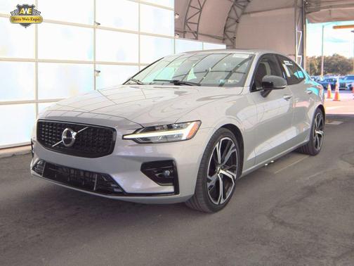 2024 Volvo S60 B5 Core Dark Theme