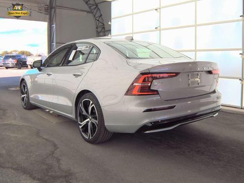 2024 Volvo S60 B5 Core Dark Theme