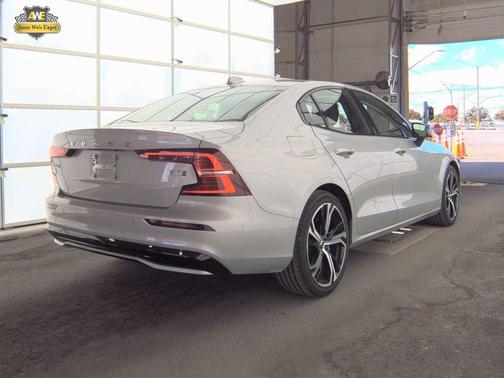 2024 Volvo S60 B5 Core Dark Theme