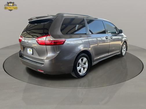 2018 Toyota Sienna LE
