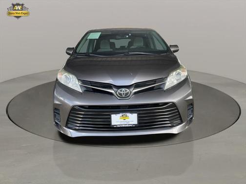 2018 Toyota Sienna LE