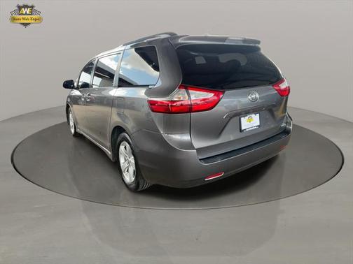 2018 Toyota Sienna LE