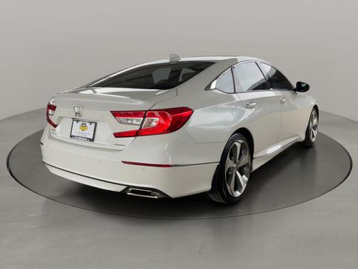 Platinum White Pearl 2018 Honda Accord Touring