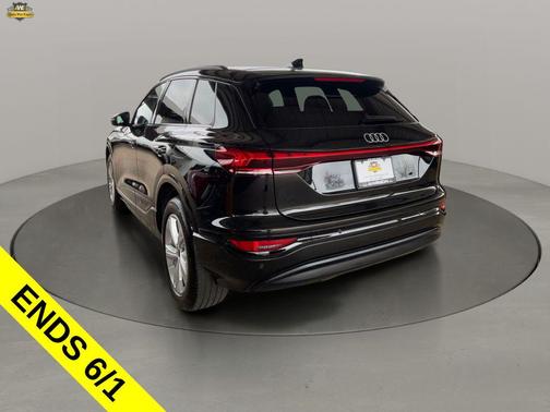 Mythos Black Metallic 2025 Audi Q6 e-tron Premium