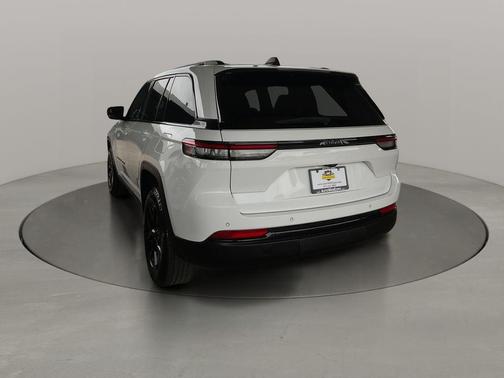 Bright White Clearcoat 2024 Jeep Grand Cherokee Altitude