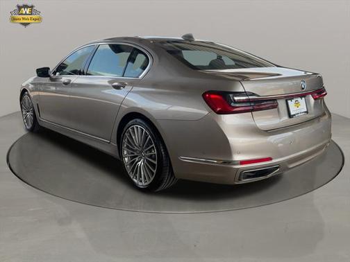 2022 BMW 740 i