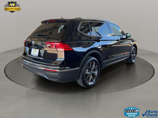 Deep Black Pearl 2023 Volkswagen Tiguan 2.0T SE