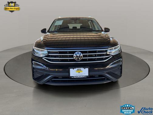 Deep Black Pearl 2023 Volkswagen Tiguan 2.0T SE