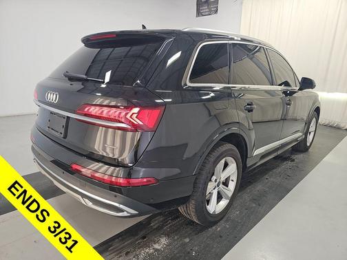 Mythos Black Metallic 2023 Audi Q7 45 Premium Plus