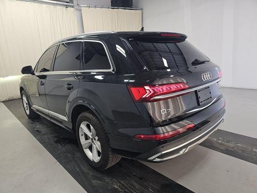 2023 Audi Q7 45 Premium Plus