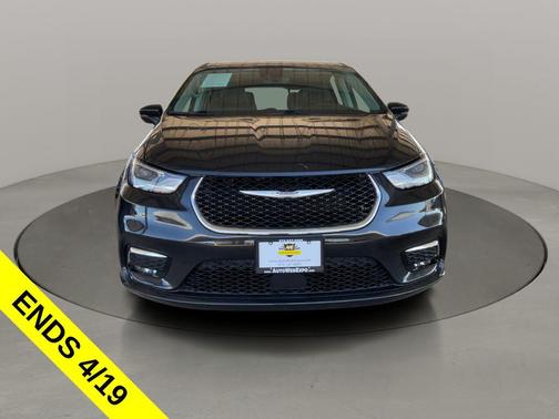 Brilliant Black Crystal Pearlcoat 2023 Chrysler Pacifica Touring L