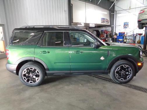 ERUPTION GREEN METALLIC 2025 Ford Bronco Sport OUTER BANKS