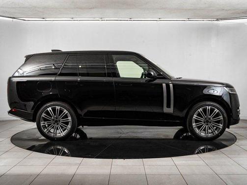 Santorini Black Metallic 2026 Land Rover Range Rover P400 SE